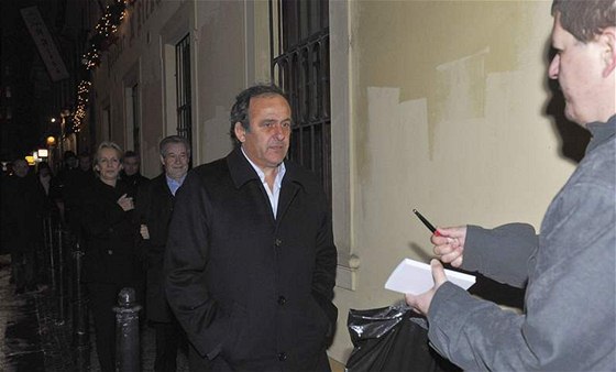 Prezident UEFA Michel Platini (uprosted) pichází na veei poádanou pedsedou MFS v restauraci U Flek v Praze.