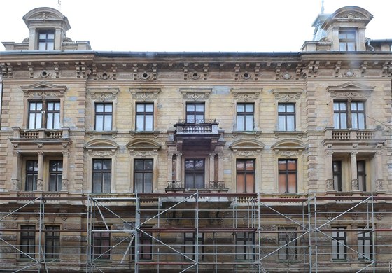 Památkov chránnou fasádu domu na brnnské ulici Veveí chrání ped poasím jen igelit, na plánovanou rekonstrukci nemá mstská ást peníze a doasn ji proto peruila.