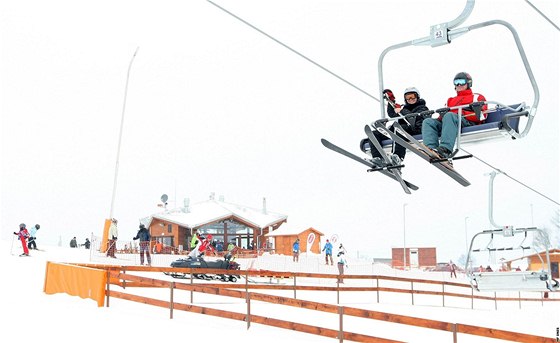 Nový lyžařský areál na Javorníku u Liberce přilákal o víkendu dva tisíce lyžařů.