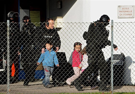 Policisté vyvádjí poslední dtská rukojmí z francouzské kolky (13. prosince 2010)