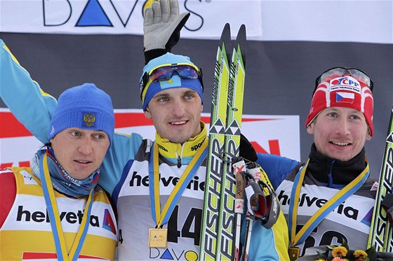 Stupn vítz po závodu SP v Davosu: zleva druhý Alexander Legkov, vítz Alexej Poltaranin a tetí Luká Bauer