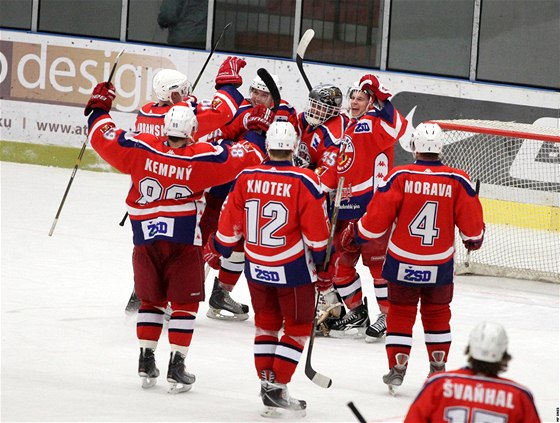 Hokejisté prvoligového Havlíkova Brodu se radují po výhe nad Ústím nad Labem