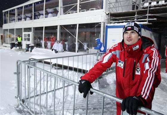 EKÁNÍ NA VERDIKT. Jakub Janda se v Harrachov závodních skok nedokal.