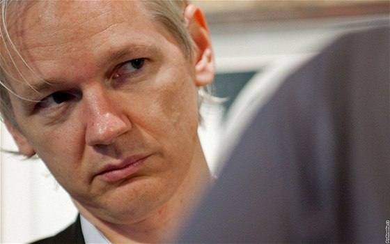 Julian Assange strávil vtinu svého ivota na útku