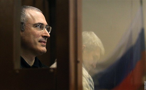 Michail Chodorkovskij a v pozadí Platon Lebedv ped moskevským soudem (29. íjna 2010)