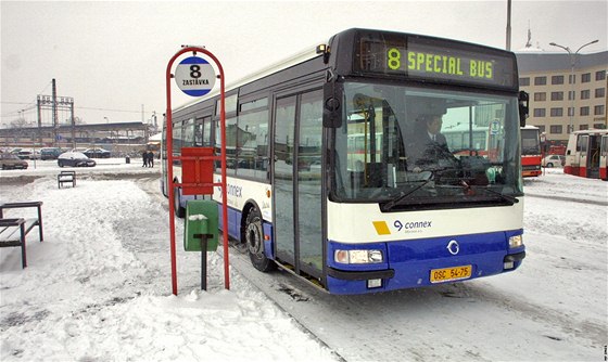 idi autobusu odmítl pustit na konené do vozu opilce, ten ho surov napadl. Ilustraní foto