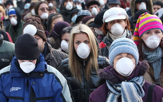 Proti smogu protestovalo 17. prosince v Ostrav piblin 500 lidí s roukami na obliejích.