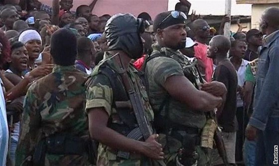 Tisíce lidí prchají ped vojáky, kterým stále velí Laurent Gbagbo