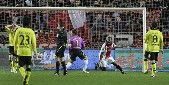 Ndri Romaric z FC Sevilla (vpravo) se raduje z gólu, který vstelil Borussi Dortmund.