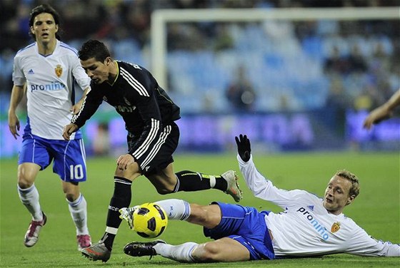 Jií Jaroík ze Zaragozy se snaí zastavit pronikajícího Ronalda z Realu Madrid.