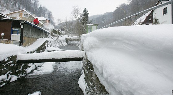 Jiří Ort z Telnice na Ústecku odklízí sníh po středečním vydatném sněžení.