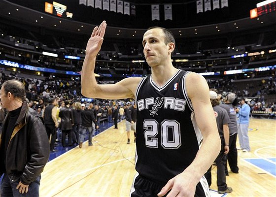 Basketbalista San Antonia Manu Ginobili v arén v Denveru.