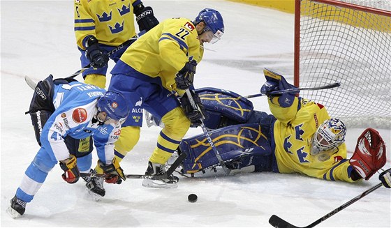 ANCE. Janne Lahti z Finska (v modrém) se snaí protlait puk do védské brány.
