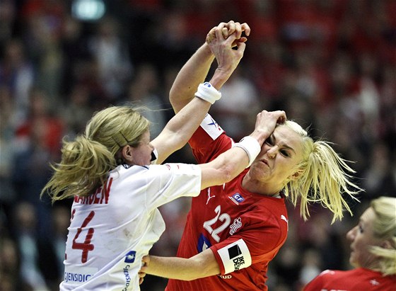 TVRDÁ HRA. Neústupný souboj spolu na mistrovství Evropy házenkáek svedly Trine Troelsenová z Dánska (vpravo) a  Tonje Larsenová z Norska.