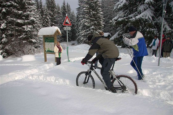 Na Šumavě otevřeli novou stezku pro cyklisty a běžkaře. 