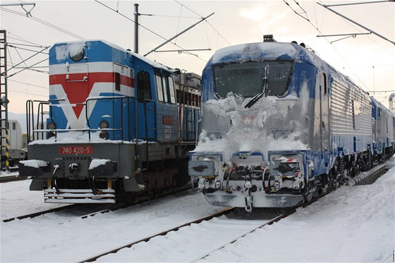 Lokomotivu koda 109E  pi testování v ele vlak provilo zimní poasí