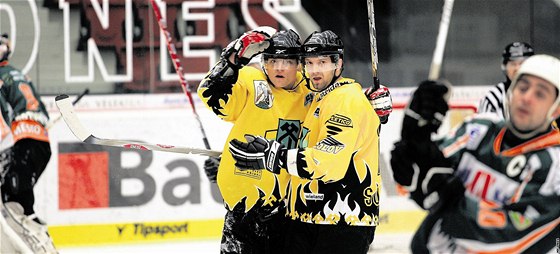 Kapitán sokolovských hokejist Petr Kukla (vlevo) má te více dvod k radosti.