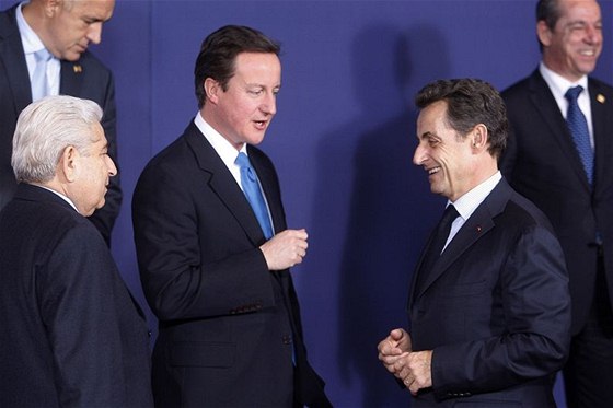 Summit EU v Bruselu (16. 12. 2010). Vlevo uprosted stojí britský premiér David Cameron, vpravo od nj francouzský prezident Nicolas Sarkozy.