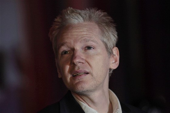 Zakladatel serveru WikiLeaks Julian Assange po proputní na kauci (16. prosince 2010)