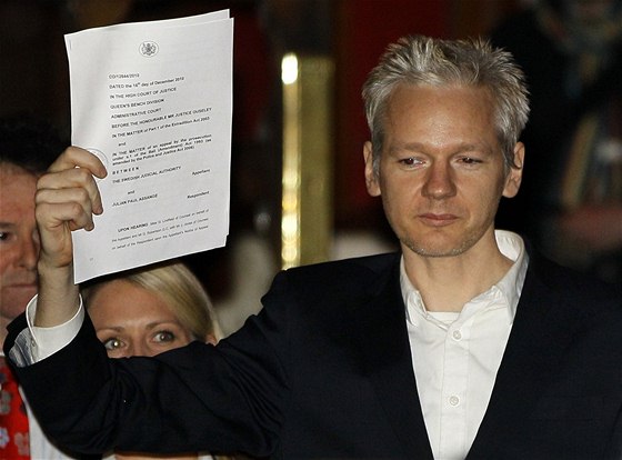 Zakladatel serveru WikiLeaks Julian Assange ukazuje dokumenty o svém proputní (16. prosince 2010)