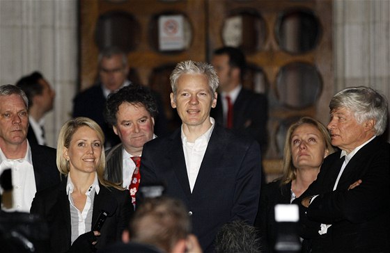 Julian Assange krátce po proputní z vazby (16. prosince 2010)