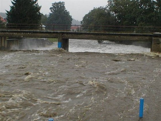 Povodně poničily koryta řek na Jesenicku (na archivním snímku), Hranicku, Přerovsku nebo v části Olomouce. Lidé se proto nyní obávají jarního tání.