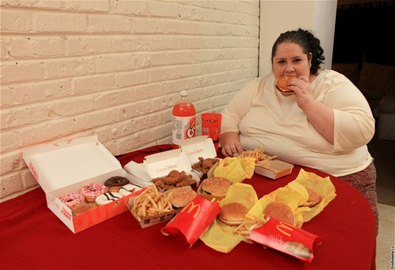 Donna Simpsonová sní denn 12 tisíc kalorií a zásadn se vyhýbá pohybu.