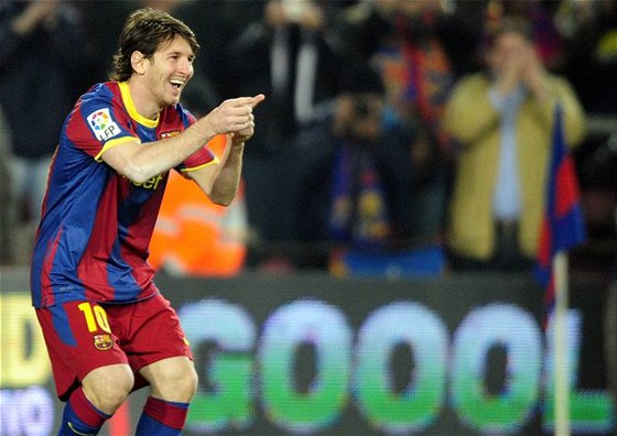 Lionel Messi slaví svj gól do sít San Sebastianu.