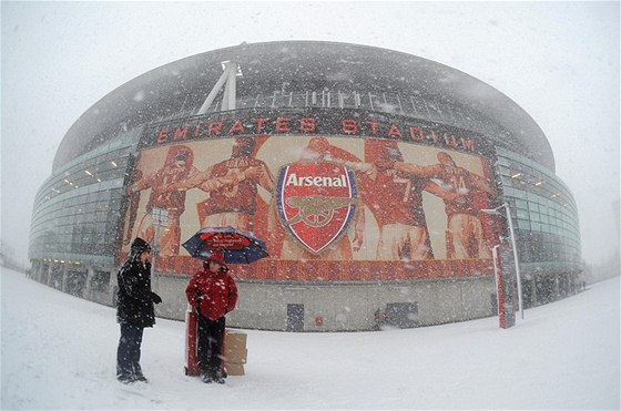 Zasnený Emirates Stadium, domov fotbalist Arsenalu.