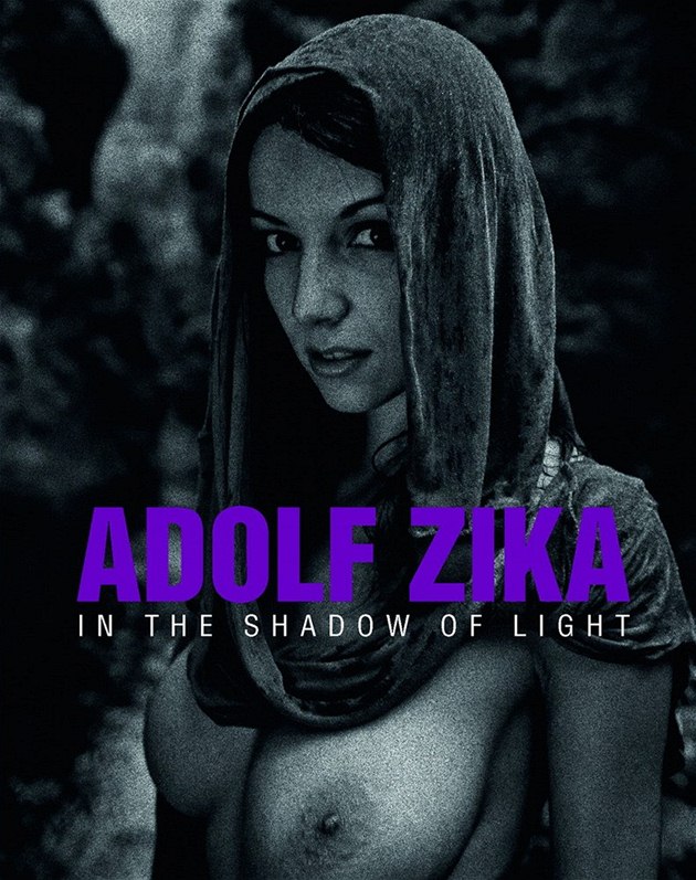 Na titulní stránce knihy Adolfa Ziky In the Shadow of Light je fotografie modelky Míši, kterou znáte z Xman.cz jako indiánku