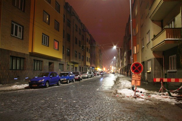 Pardubickou ulici zalilo bílé světlo, město testuje moderní LED lampy -  iDNES.cz