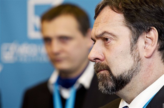 Ministr vnitra Radek John na konferenci V�cí ve�ejných (v pozadí Vít Bárta).