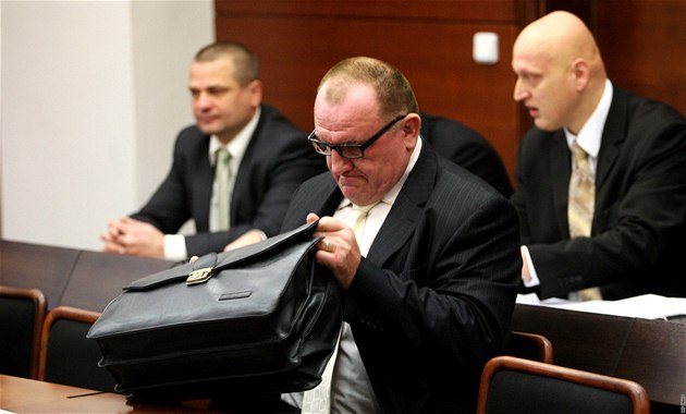 Bývalý �éf liberecké policie Miroslav Dvo�ák u soudu.
