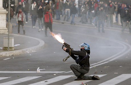 Proti Berlusconiho vld demonstrovaly v ulicch ma tisce lid. (14. prosince 2010)