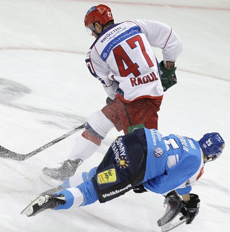 Alexander Radulov  z Ruska m do toku, Fin  Ville Uusitalo (vpravo) ho marn zkou zabrzdit.