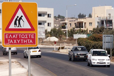 Znaku upozorujc na chodce-seniory znaj teba na Kypru.