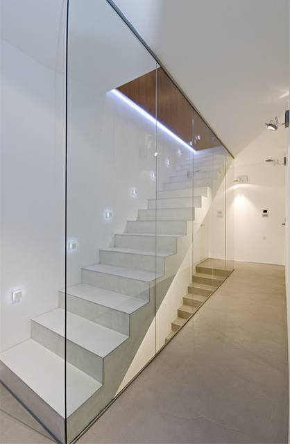 V nižších patrech jsou skleněné příčky nahrazující zábradlí od podlahy až ke stropu
