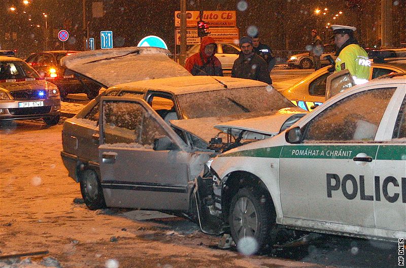 Pi noní honice Plzní idi ujídjícího renaultu narazil na Belánce do policejní fabie, která mu zatarasila cestu. Ti policisté utrpli lehká zranní.