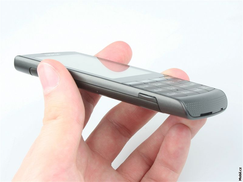 Nokia X3-02 je povedený dotyká ve skuten tenkém obalu.