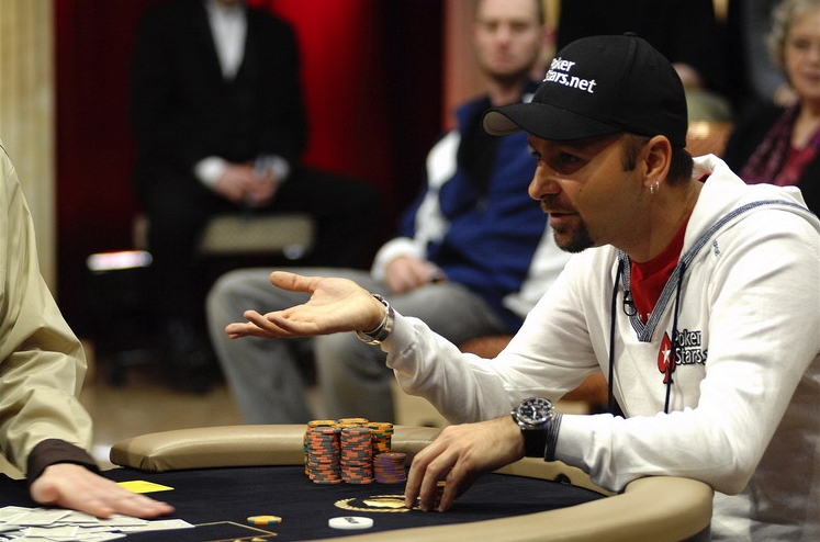NEJÚSP̊N�J�Í. Daniel Negreanu si b�hem kariéry na turnajích vyd�lal p�es 14 milion� dolar�.