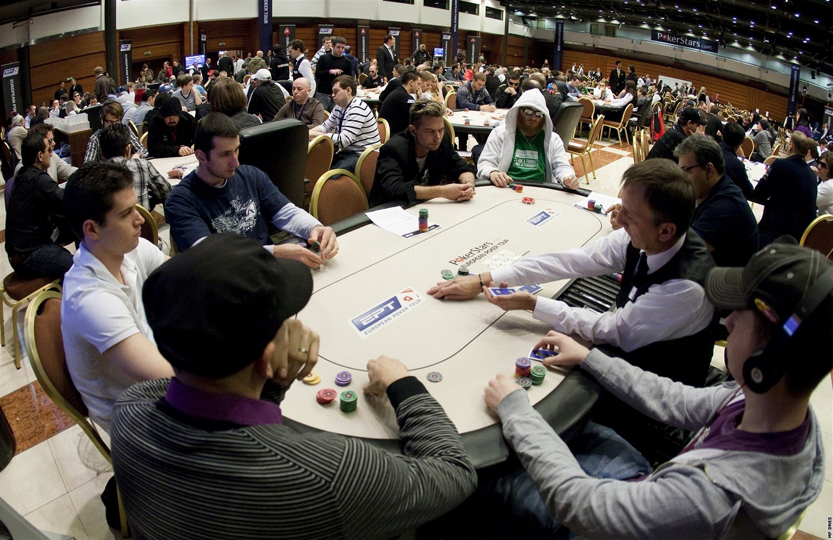 STOVKY HRÁ��. Praha ka�doro�n� láká za�átkem prosince velké pokerové turnaje.