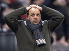 CO TO DLAJÍ? Trenér fotbalist St. Pauli Holger Stanislawski zden pihlíí, jak jeho svenci nestaí na Bayern Mnichov.