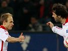 VÝBORN! eský fotbalista David Jarolím slaví vyrovnávací gól s Ruudem van Nistelrooyem, spoluhráem z Hamburku.