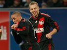 KADLECOVA RADOST. eský obránce Leverkusenu Michal Kadlec (vpravo) slaví trefu Sidneyho Sama proti fotbalistm Hamburku.