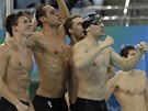 Amerití plavci se radují z vítzství v polohové tafet na 4x100 metr