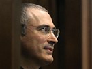 Michail Chodorkovskij a v pozadí Platon Lebedv ped moskevským soudem (29. íjna 2010)