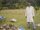Mu stojí nad ostatky obtí ve rwandském Biseseru. 