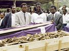 Hromadný poheb ostatk obtí nalezených v masovém hrob v Ibuce