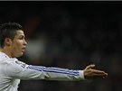 TADY TO BYLO! Nejlepí stelec Realu Madrid Cristiano Ronaldo se zlobí v utkání proti Seville na rozhodího.