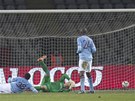 NEMÁM Branká Manchesteru City Given se marn natahuje po stele Giannetiho z Juventusu. Zabránit gólu nedokázal ani obránce Boyata (. 38).